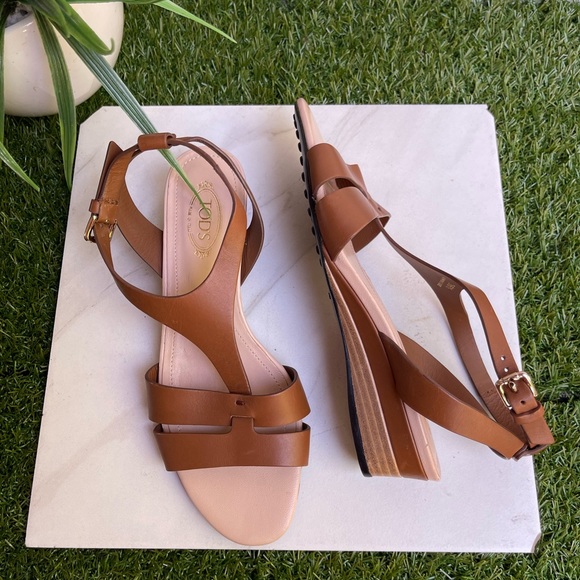 TOD'S
Cognac Leather T-Strap Wedge Sandal, 35mm size 36.5 US 6.5 $645 like new - Picture 4 of 15